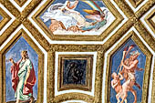 Mantova, Palazzo Te - Camera dei Venti, in basso nella volta si trovano i segni dello Zodiaco: Acquario. 